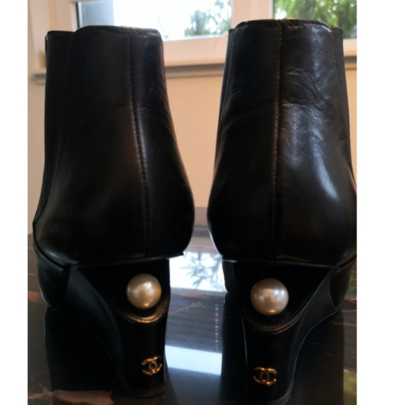 Chanel black leather ankle boots - Picture 4 of 8